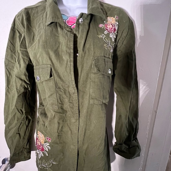 Francesca’s Collections Green Utility Jacket with Floral Embellishment - Picture 2 of 8